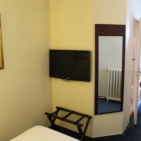 Отель Saint Cyr Etoile Париж
