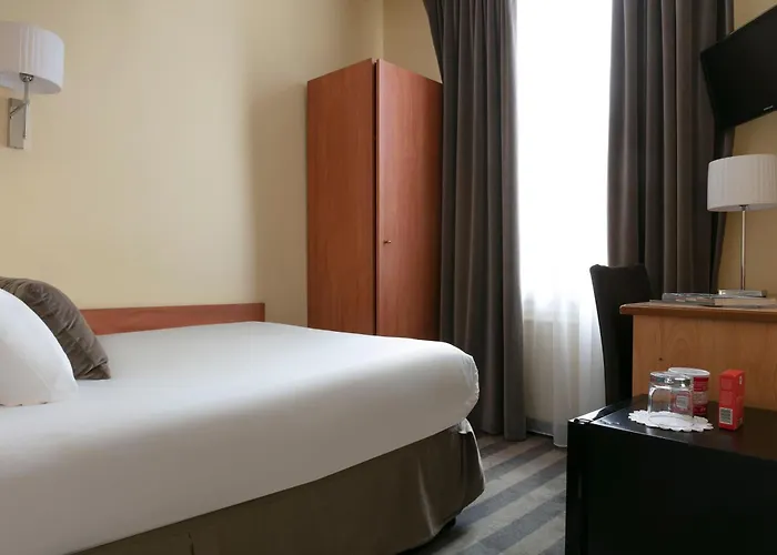 Saint Cyr Etoile Otel 3*