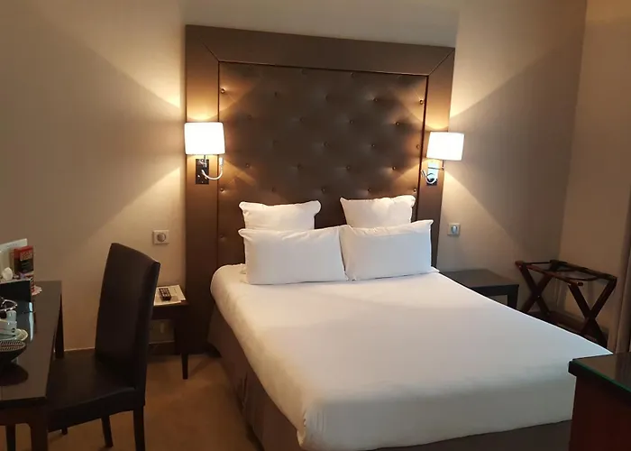 Saint Cyr Etoile Otel 3*