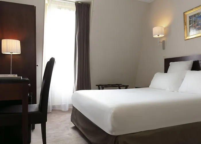 Saint Cyr Etoile Otel 3*