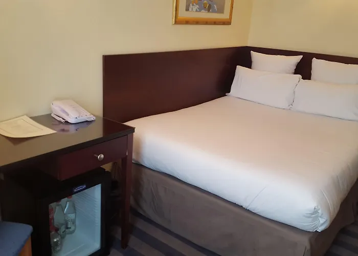 Saint Cyr Etoile Otel Paris