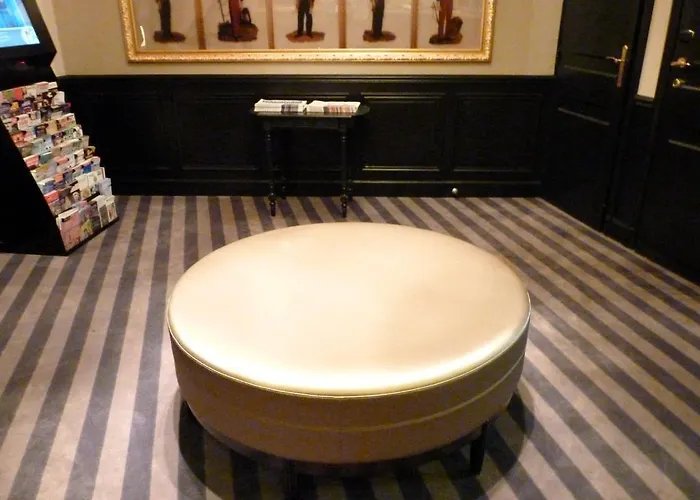 Saint Cyr Etoile Otel Paris