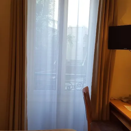 Saint Cyr Etoile 3* Paris