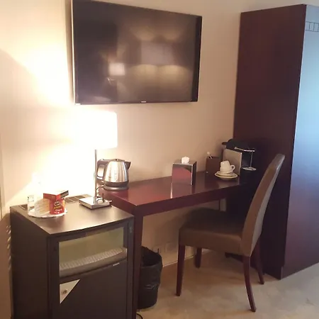 Saint Cyr Etoile Hotel Paris