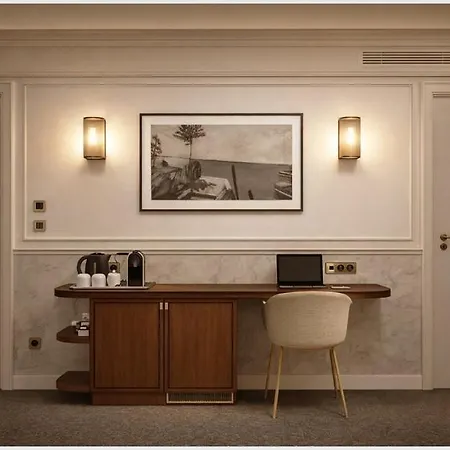 Hotell Saint Cyr Etoile 3*