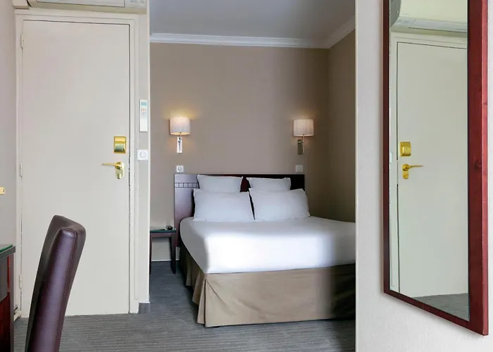 Saint Cyr Etoile Отель 3*