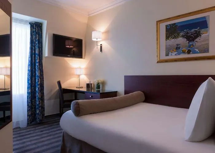 Отель Saint Cyr Etoile 3*